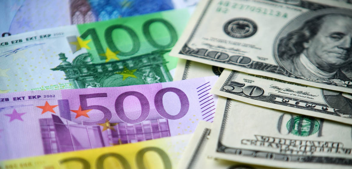 Впервые за 20 лет евро стал дешевле доллара
