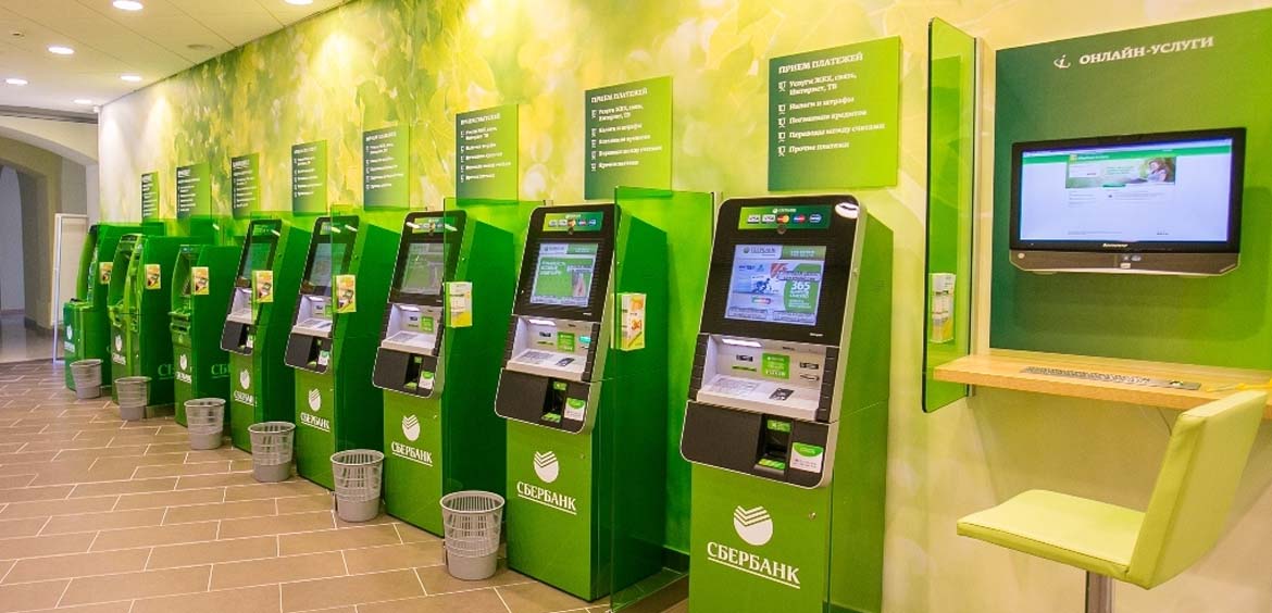 В банкоматах СберБанка можно бесплатно пополнять сторонние карты