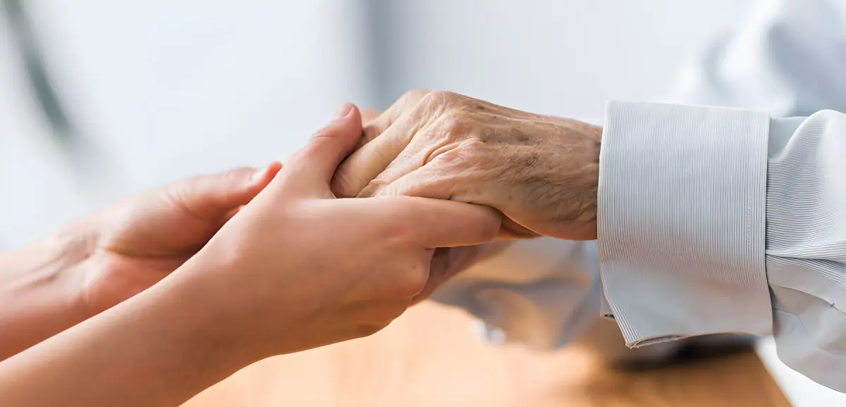 Уход за пожилыми людьми старше 80 лет: сколько платят, идет ли стаж