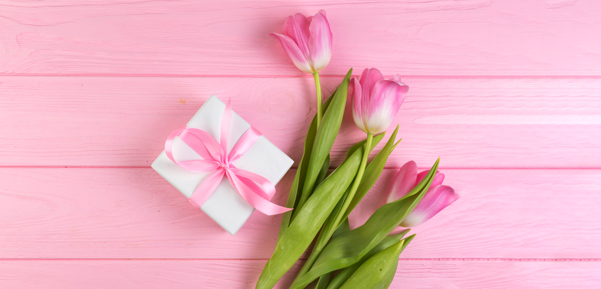 Подарок на 8 Марта 2026: деньги, оплата кредита и ЖКХ — это проявление заботы или моветон